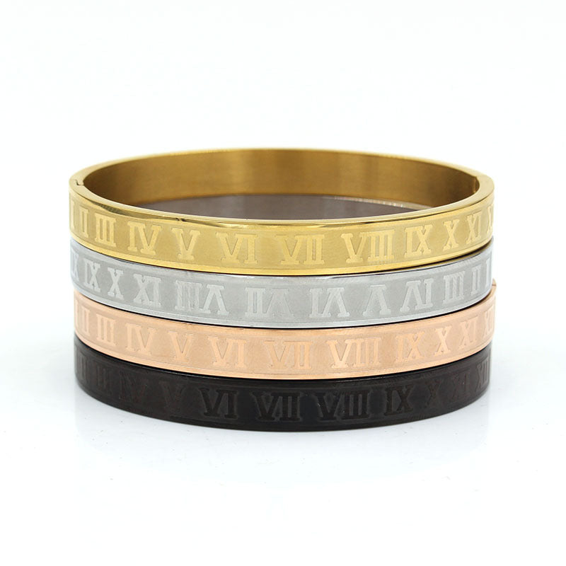 Pulseira com letras romanas