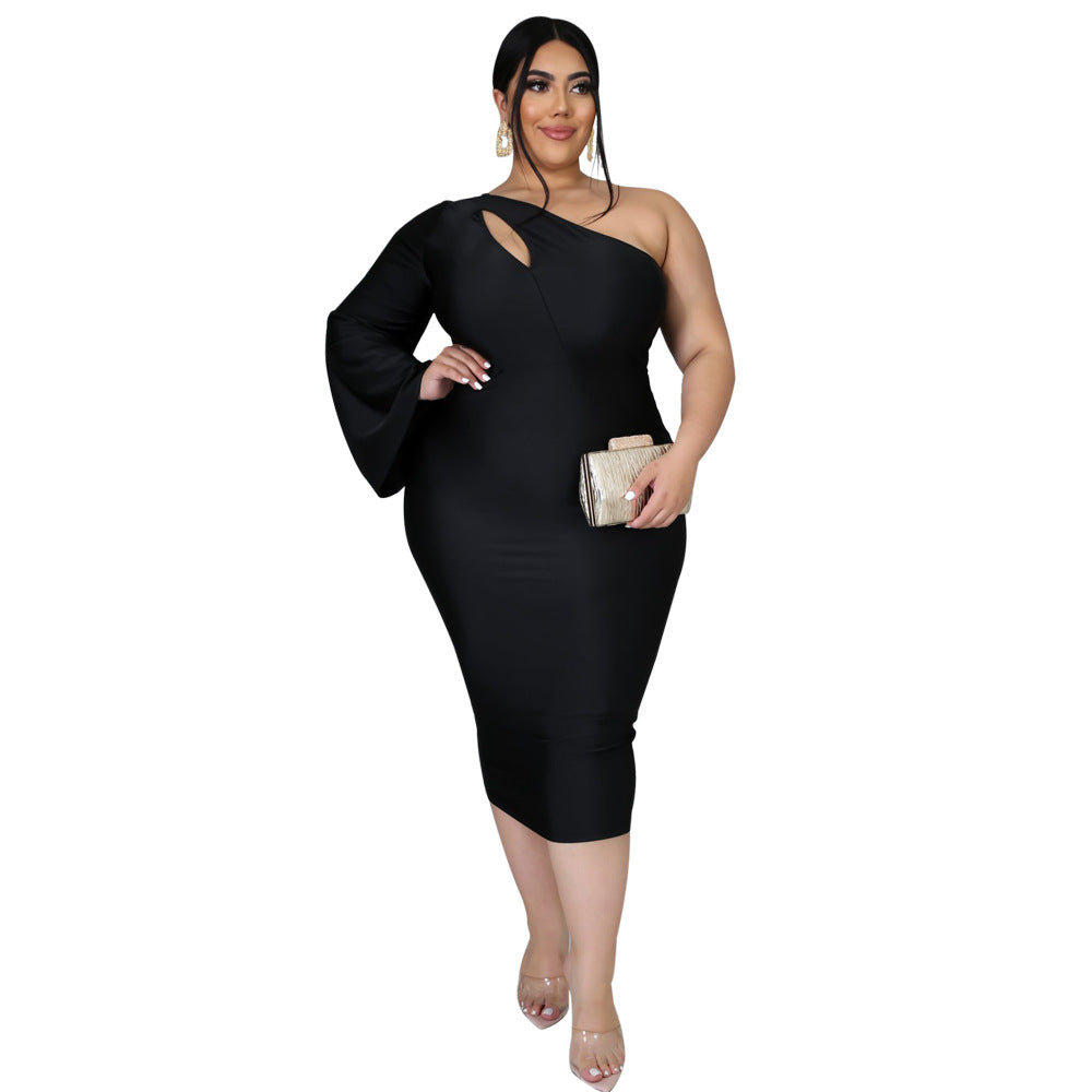 Vestido feminino de alças finas com ombros assimétricos