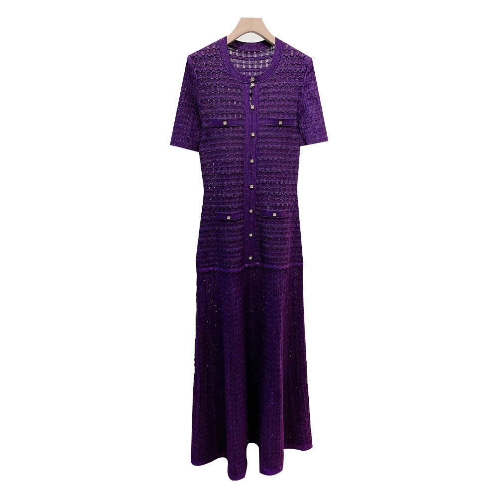 Vestido longo elegante e sofisticado com decote redondo mangas curtas e modelagem justa