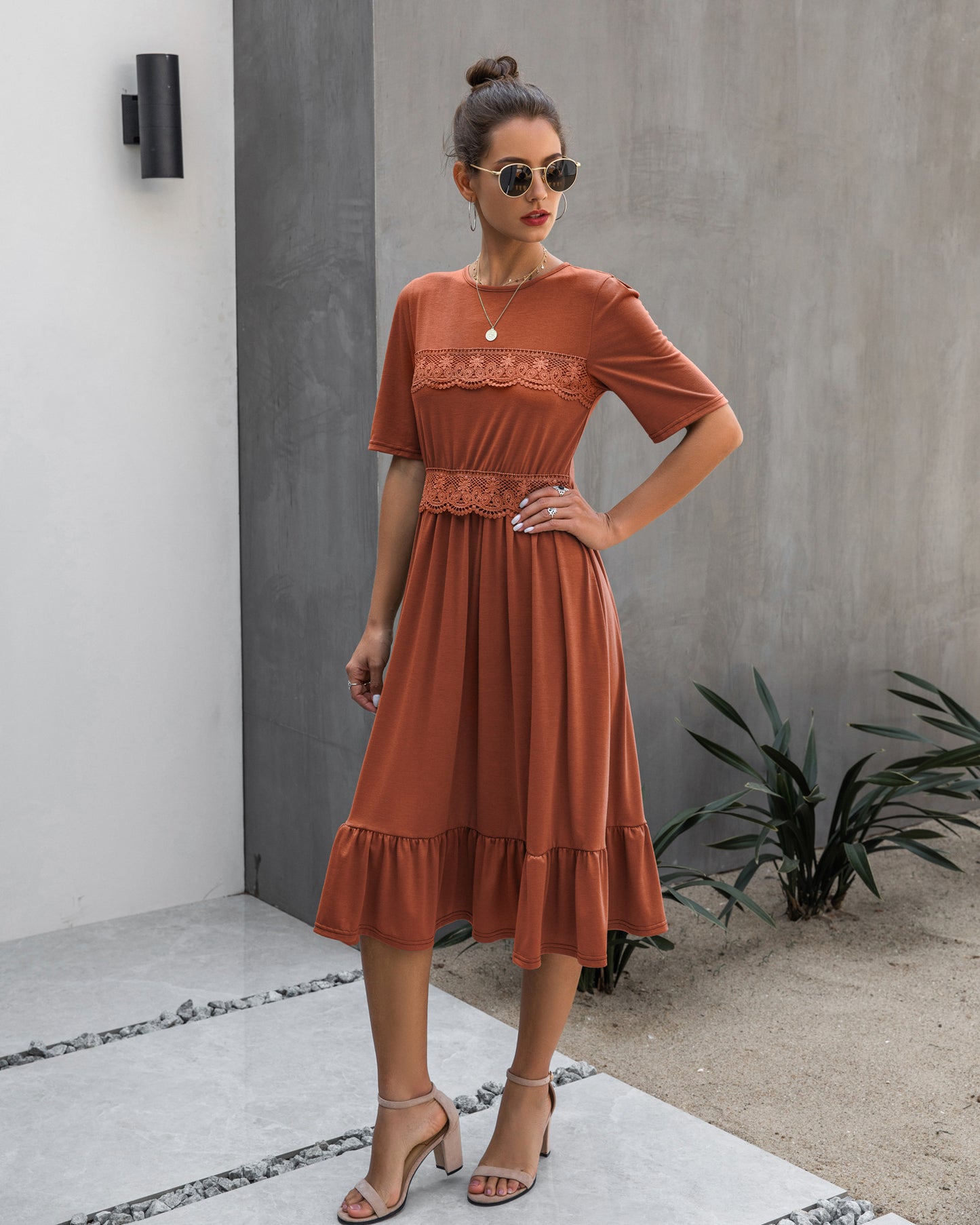 Vestido feminino com renda entorno do pescoço