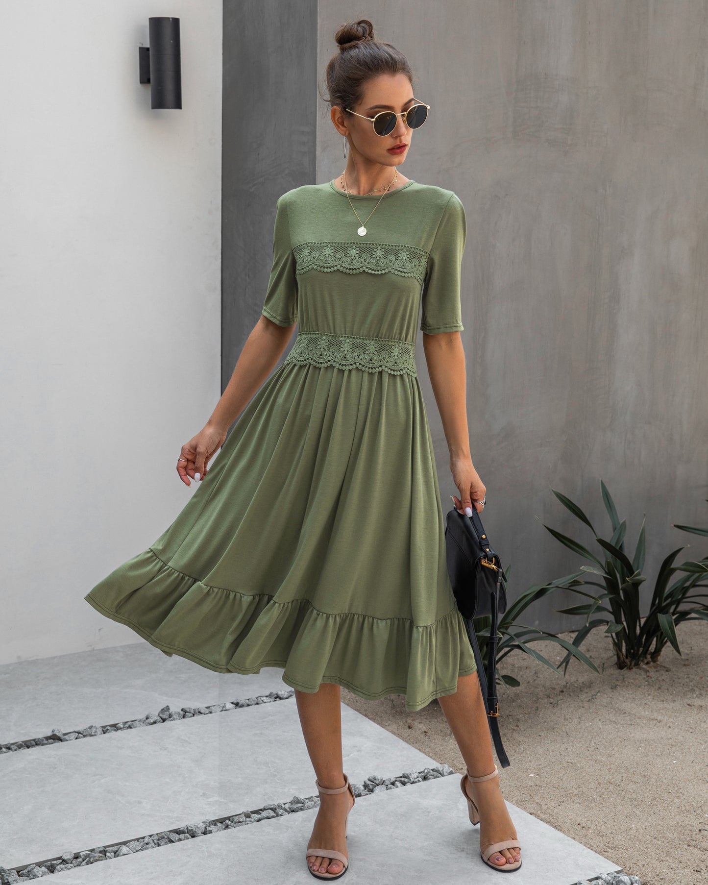 Vestido feminino com renda entorno do pescoço