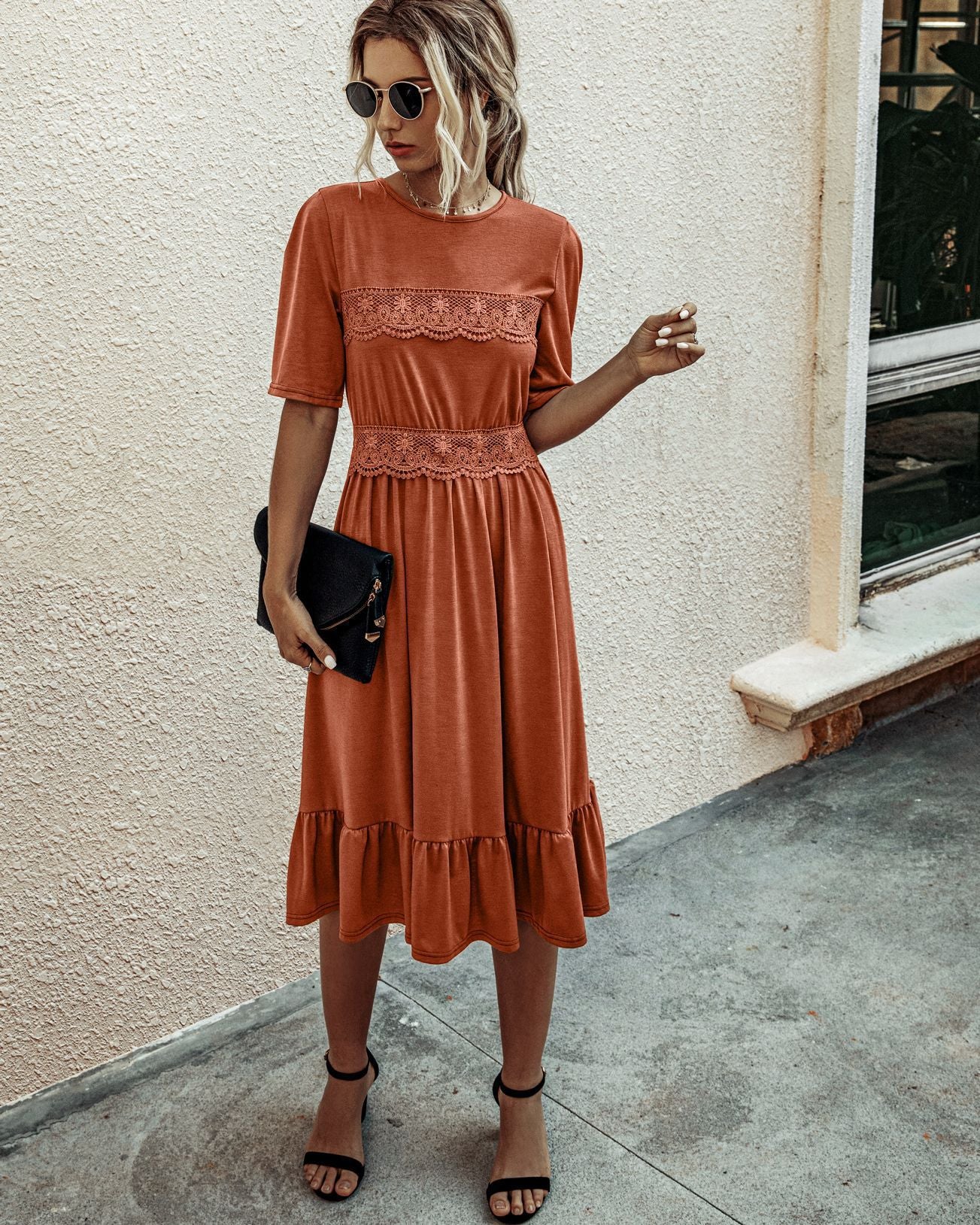 Vestido feminino com renda entorno do pescoço