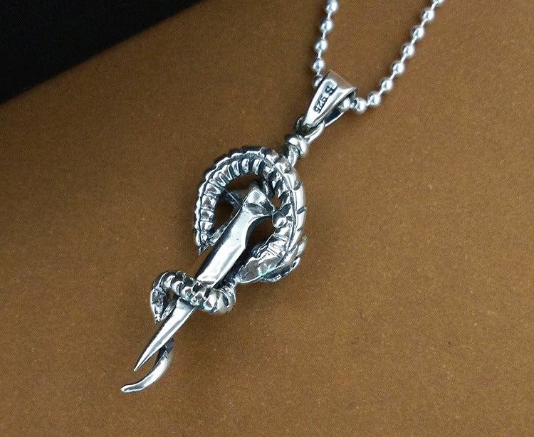 Colar com pingente de dragão espiral