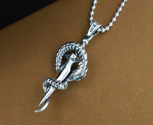 Colar com pingente de dragão espiral