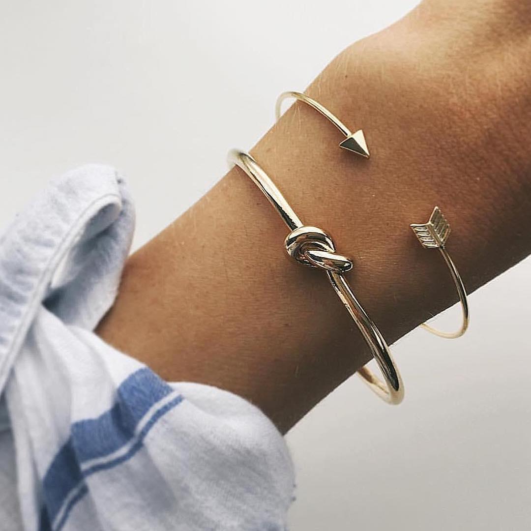 Pulseira aberta com nó de flecha