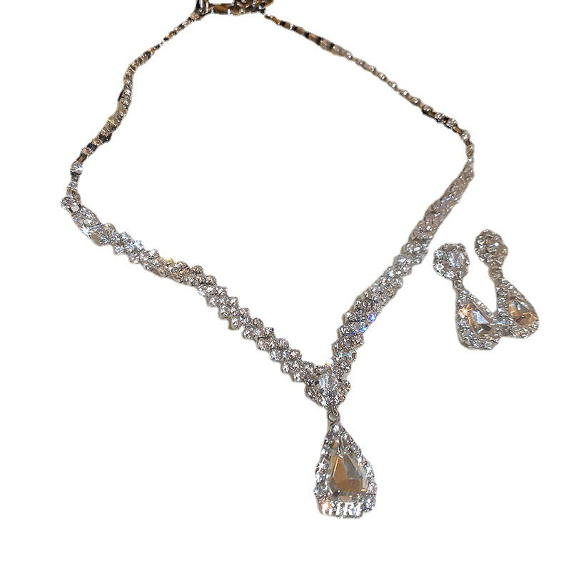 Conjunto com brincos e colar feminino