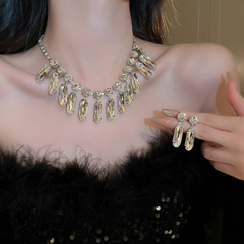 Conjunto com brincos e colar feminino