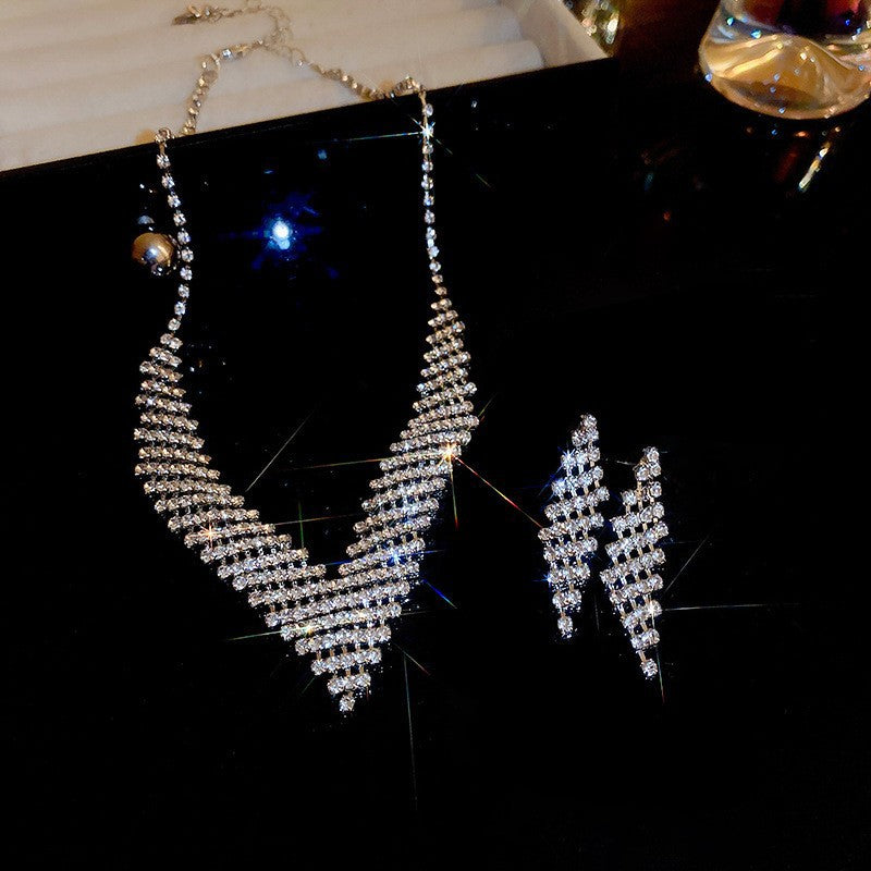 Conjunto com brincos e colar feminino