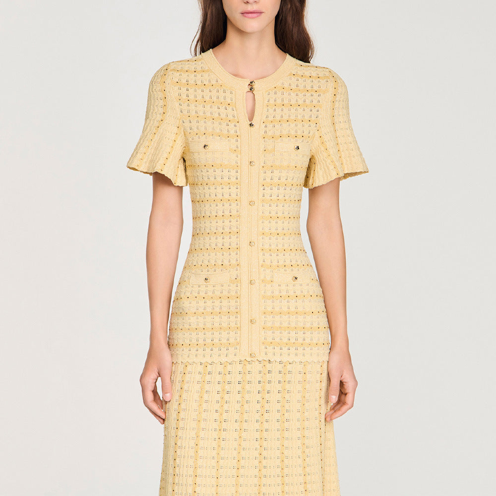  Vestido longo elegante e sofisticado com decote redondo mangas curtas e modelagem justa