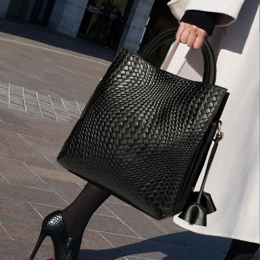  Bolsa feminina   em couro genuíno