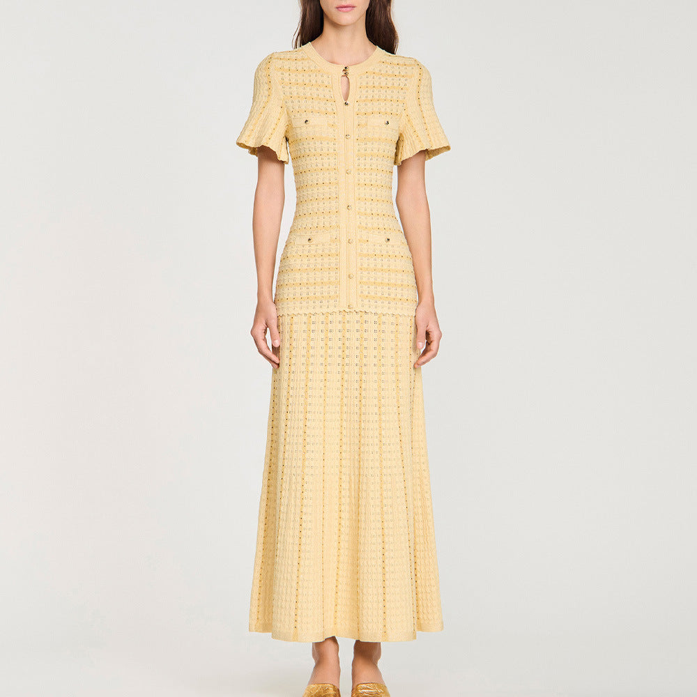  Vestido longo elegante e sofisticado com decote redondo mangas curtas e modelagem justa