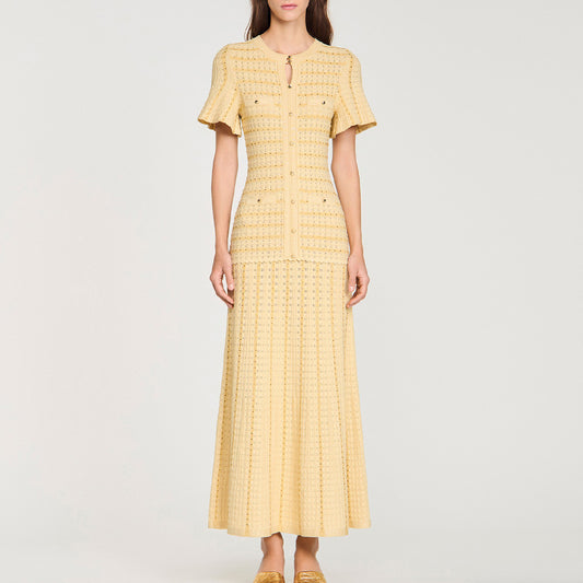  Vestido longo elegante e sofisticado com decote redondo mangas curtas e modelagem justa