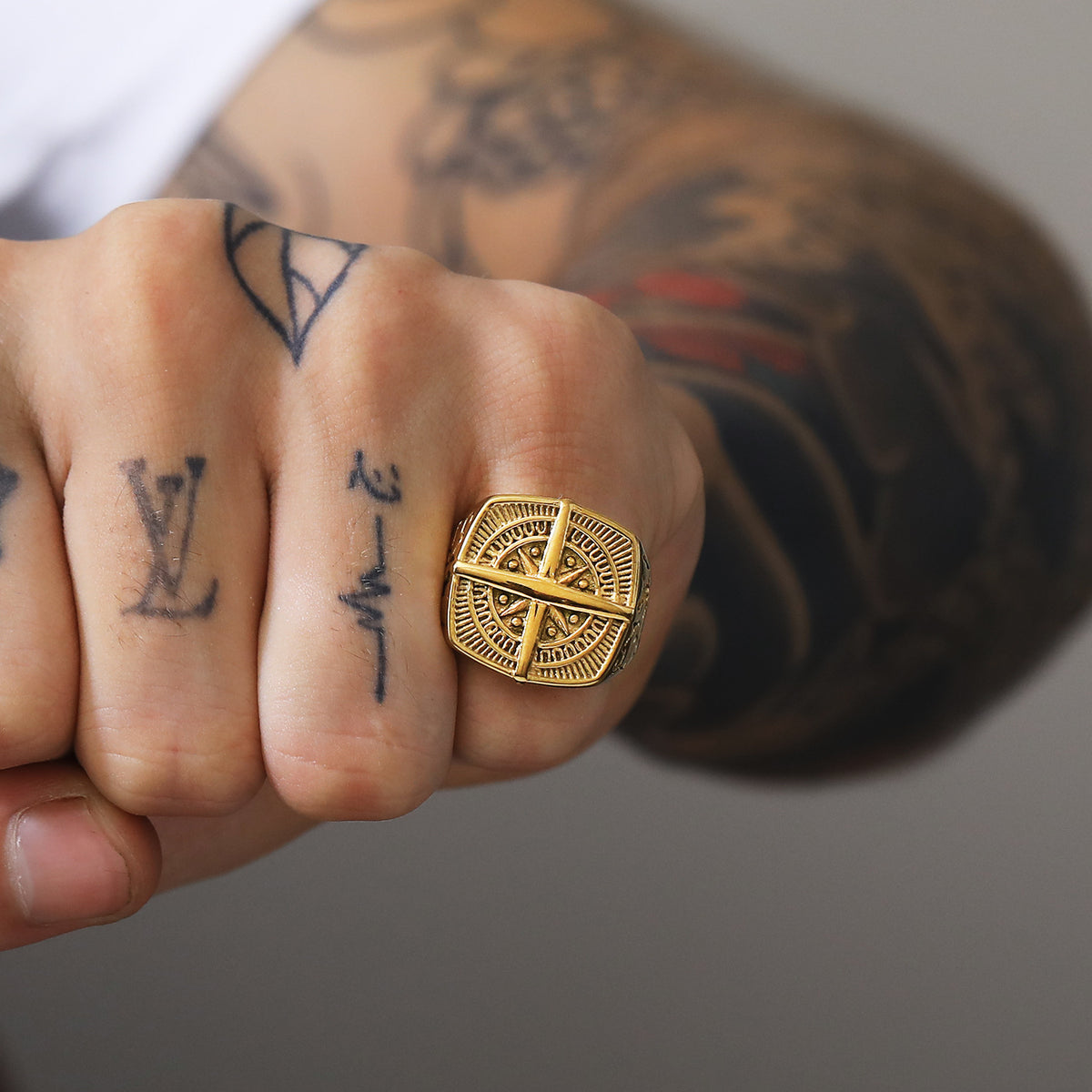 Anel masculino em aço titânio com logo tipo de bússola