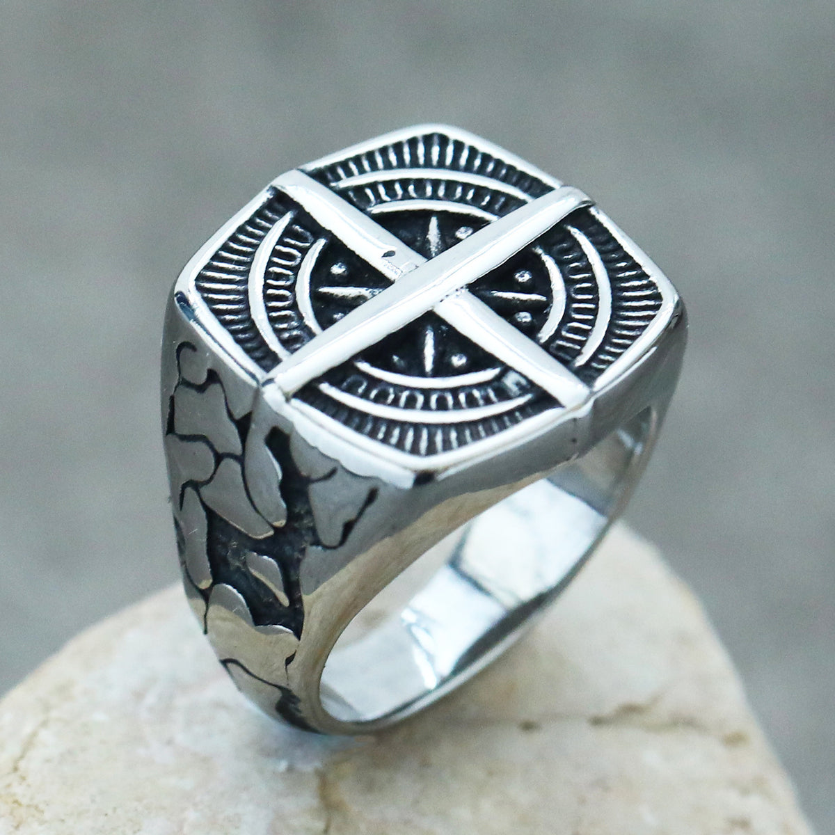 Anel masculino em aço titânio com logo tipo de bússola