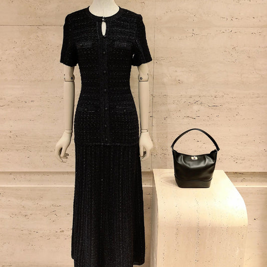  Vestido longo elegante e sofisticado com decote redondo mangas curtas e modelagem justa