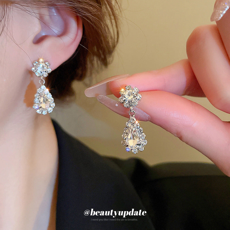 Conjunto com brinco e colar feminino