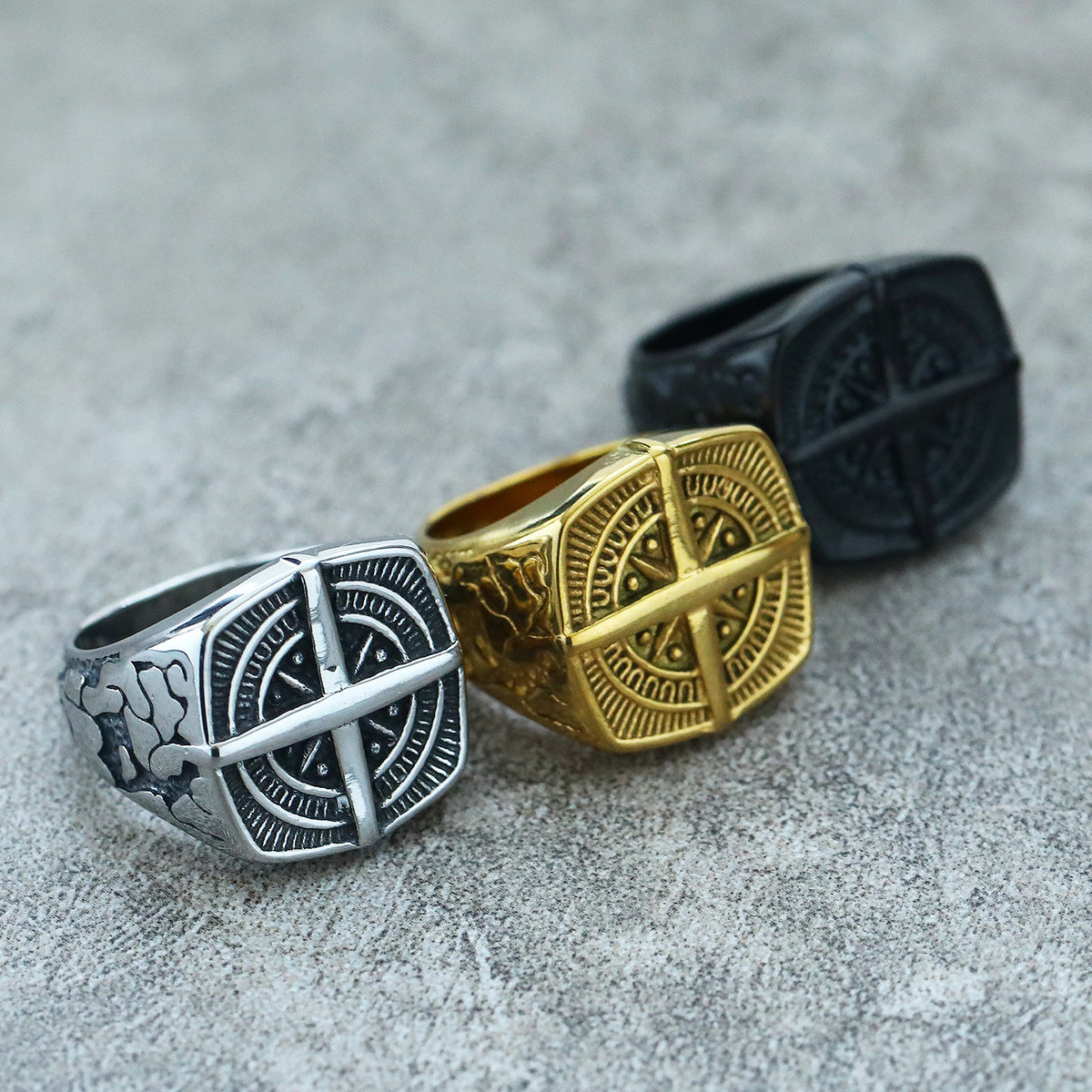 Anel masculino em aço titânio com logo tipo de bússola